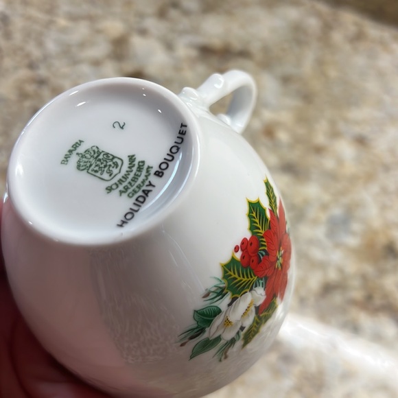 4 Holiday Cups & Saucers - Picture 6 of 9